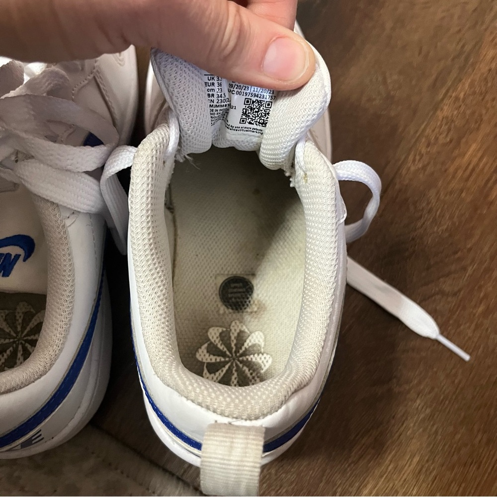 Nike Kids court borough White and Blue Sneakers, size 4Y - Picture 5 of 8